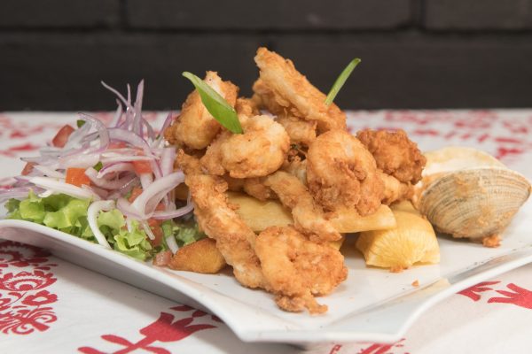 CHICHARRÓN DE PESCADO Y MARISCOS